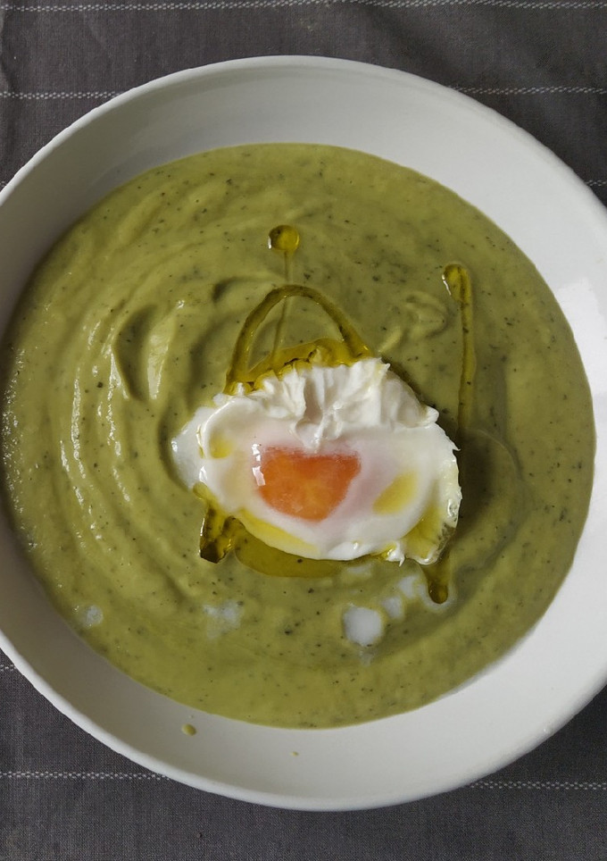 Una foto de Crema de calabacín y aguacate en mambo