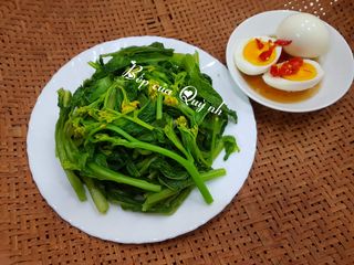 Cải ngồng luộc chấm trứng