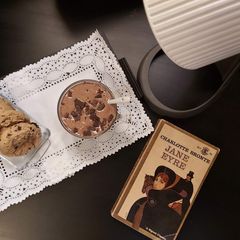 A picture of Dalgona Coffee with chocolate☕🍫.