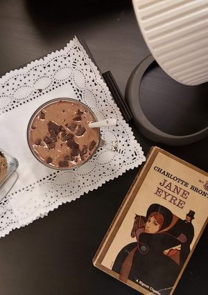 A picture of Dalgona Coffee with chocolate☕🍫.