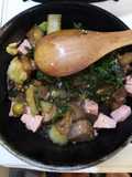 Salteado de acelga, berenjena, aceitunas y jamón