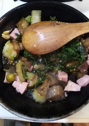 Una foto de Salteado de acelga, berenjena, aceitunas y jamón