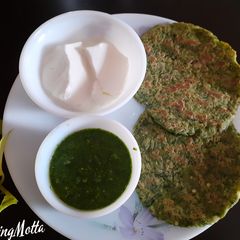 A picture of Spinach Thalipeeth.