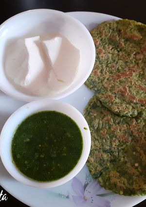 A picture of Spinach Thalipeeth.