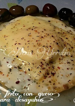 Foto principal de Huevo frito, con queso en lonchas y hiebas aromáticas
