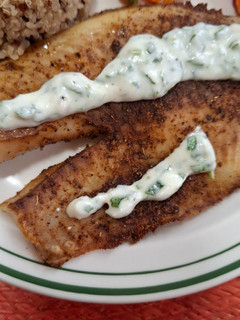 Una foto de Filete de pescado al chipotle en air fryer con mayonesa a la albahaca