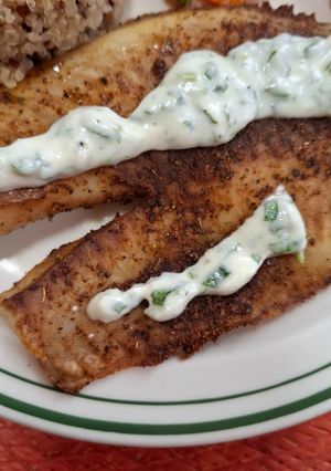 Una foto de Filete de pescado al chipotle en air fryer con mayonesa a la albahaca