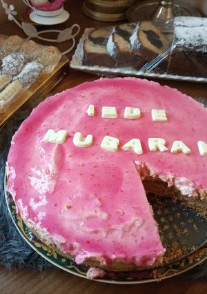 صورة لوصفة تشيز كيك العيد من بقايا حلوى الكوك والفراولة المجمدة