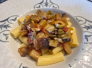 Una foto de Caponata Siciliana con Tortiglioni, adaptada para dieta Sibo !!!