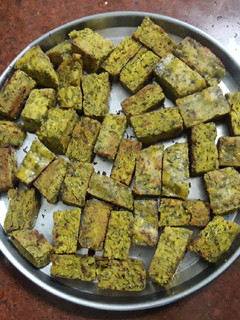 कोथिंबीर वडी (kothimbir wadi recipe in marathi) रेसिपी चे मुख्य फोटो