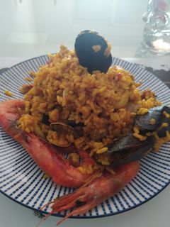 Una foto de Paella marinera