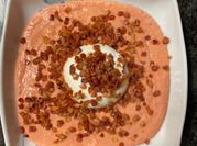 Una foto de salmorejo con burrata