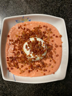 Una foto de Salmorejo de fresas y burrata