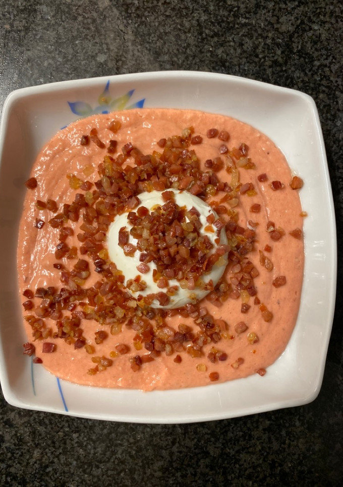Una foto de Salmorejo de fresas y burrata