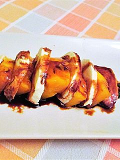 Una foto de Mango y mozzarella con reducción de vinagre de Módena