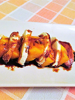 Una foto de Mango y mozzarella con reducción de vinagre de Módena