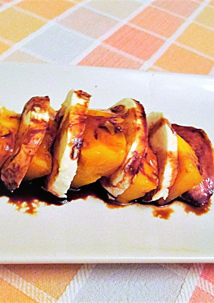 Una foto de Mango y mozzarella con reducción de vinagre de Módena
