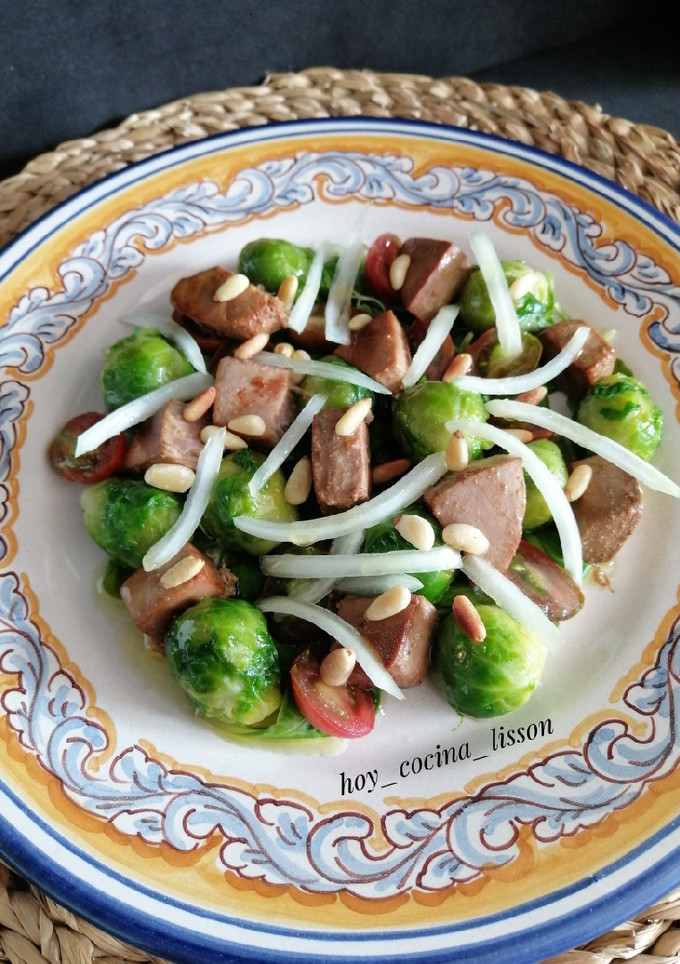 Una foto de Ensalada de coles de Bruselas y atún marinado