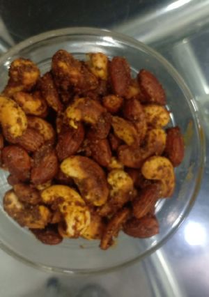 મસાલા ડ્રાયફ્રૂટ (Masala dryfruit recipe in Gujarati) રેસીપી મુખ્ય ફોટો