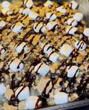 Bolo de chocolate com marshmallows e bolacha