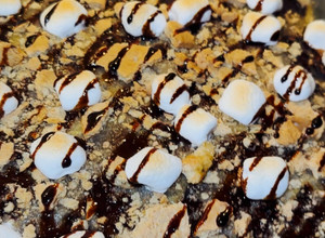 Foto de Bolo de chocolate com marshmallows e bolacha