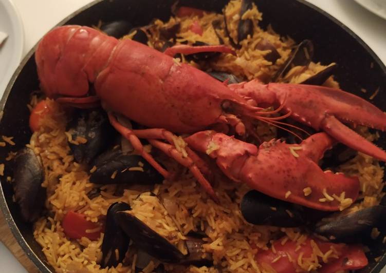 Paella isi kerang dan lobster