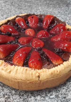 Una foto de Tarta de queso crema, chocolate y frutos rojos