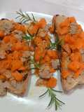 Crostoni con zucca e salsiccia