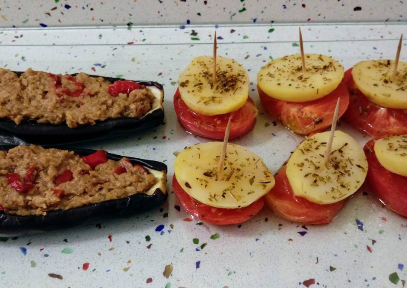 Berenjena rellena y tomates asados con patatas, comida especial para celíacos veganos