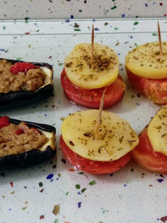 Una foto de Berenjena rellena y tomates asados con patatas, comida especial para celíacos veganos