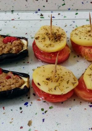 Foto principal de Berenjena rellena y tomates asados con patatas, comida especial para celíacos veganos
