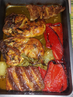 Una foto de Pollo al horno con pimientos y patata