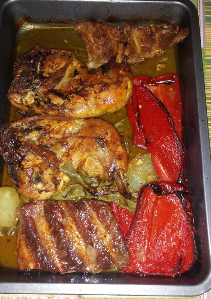 Una foto de Pollo al horno con pimientos y patata