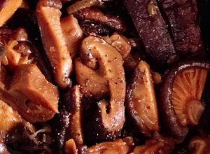 Hình của món 🌱 Nấm Đông Cô Kho Tương Hột (Vegan).