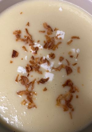 Foto principal de Crema de calabacín y patata con queso feta y cebolla frita