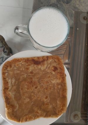 A picture of لسی اور دیسی گھی کا پراٹھا.