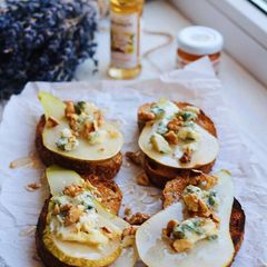 A picture of Toast with pear and blue cheese.