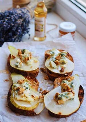 A picture of Toast with pear and blue cheese.