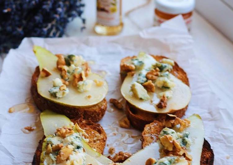 Toast with pear and blue cheese