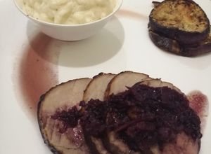 Una foto de Solomillo de res con compota de vino tinto y risotto de coco y berenjenas con tomate horneada