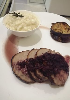 Una foto de Solomillo de res con compota de vino tinto y risotto de coco y berenjenas con tomate horneada