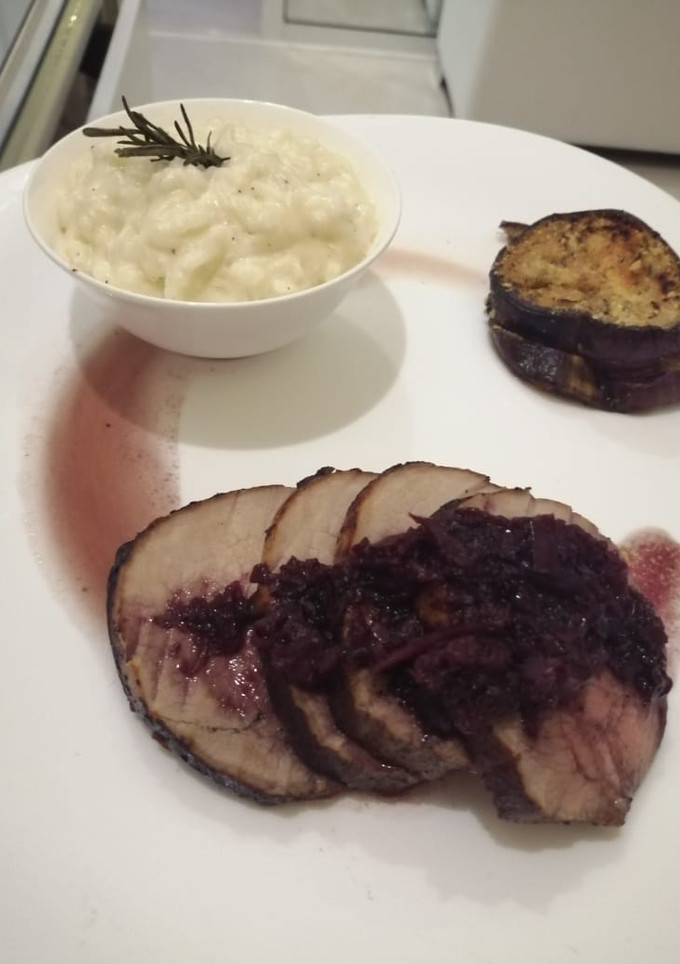 Una foto de Solomillo de res con compota de vino tinto y risotto de coco y berenjenas con tomate horneada