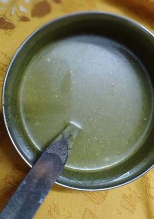 A picture of Green chutney.