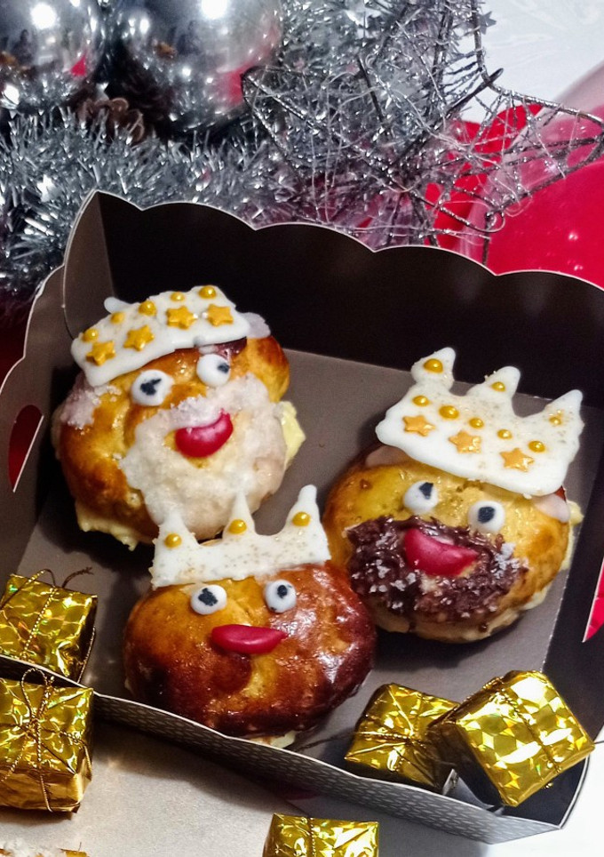 Una foto de Reyes Magos con masa de roscón y rellenos de crema pastelera 👑