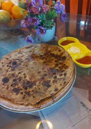 A picture of Aloo ke parathay.
