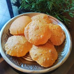 A picture of Kasoori methi pooris.