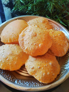 A picture of Kasoori methi pooris.