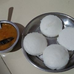 A picture of Idli Sambhar.