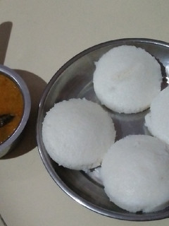 A picture of Idli Sambhar.