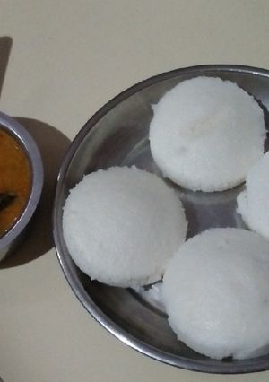 A picture of Idli Sambhar.